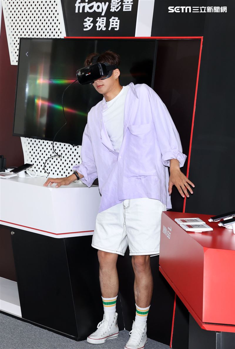 吳念軒 friDayVR 一日體驗大使宣傳「紅衣小女孩：魔神仔」VR版。（記者邱榮吉/攝影）