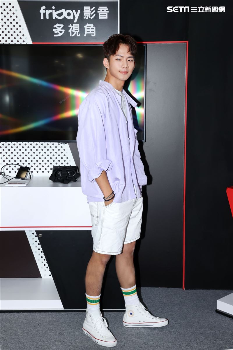 吳念軒 friDayVR 一日體驗大使宣傳「紅衣小女孩：魔神仔」VR版。（記者邱榮吉/攝影）