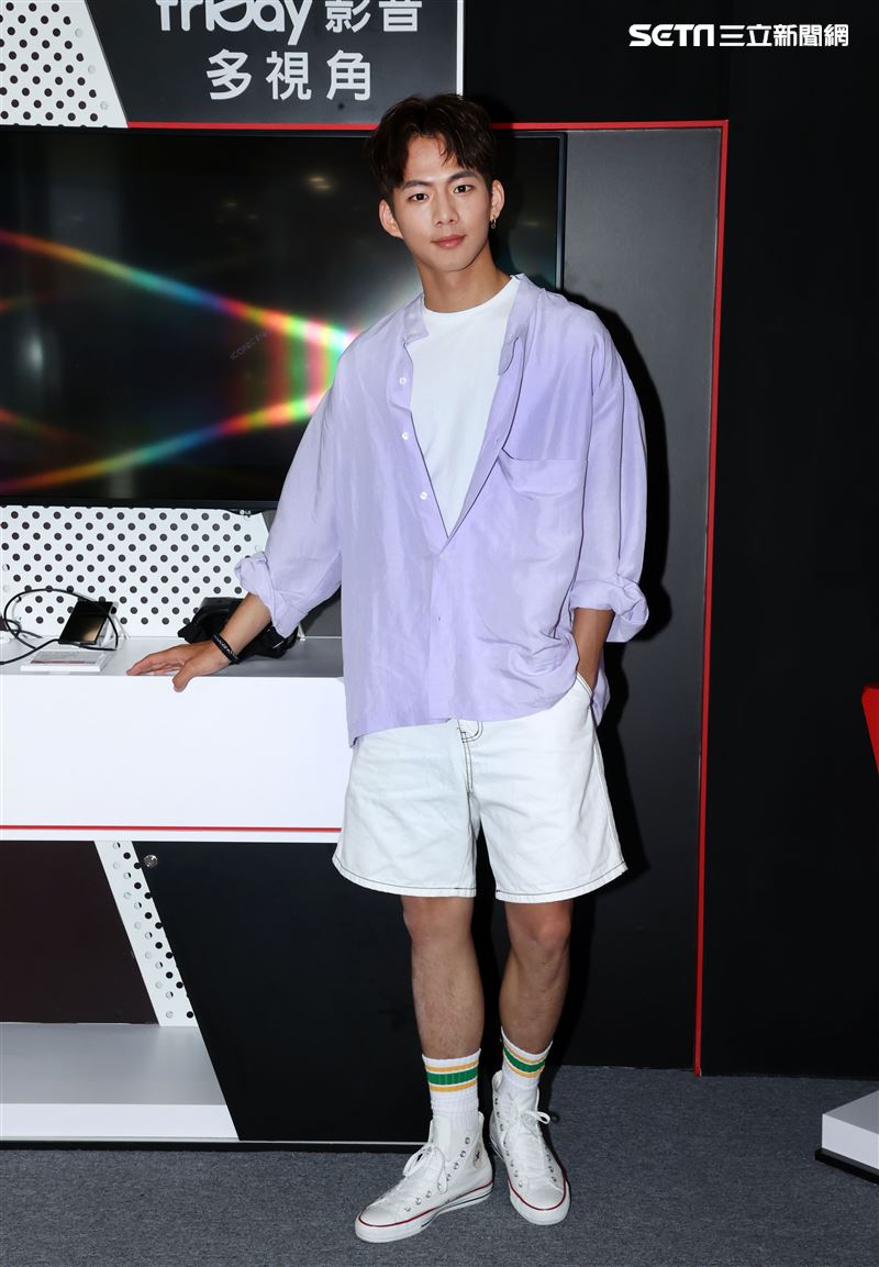 吳念軒 friDayVR 一日體驗大使宣傳「紅衣小女孩：魔神仔」VR版。（記者邱榮吉/攝影）