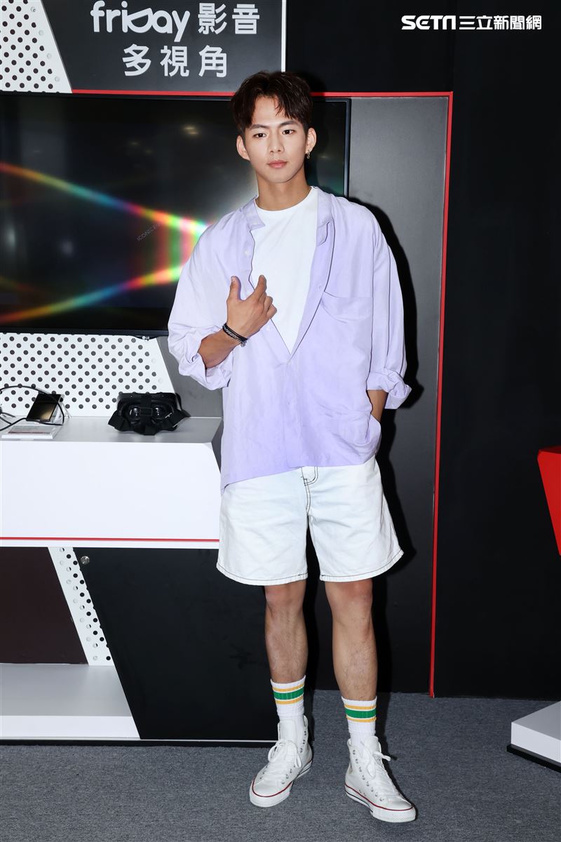 吳念軒 friDayVR 一日體驗大使宣傳「紅衣小女孩：魔神仔」VR版。（記者邱榮吉/攝影）