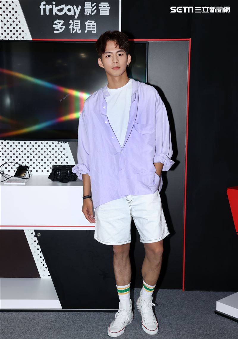 吳念軒 friDayVR 一日體驗大使宣傳「紅衣小女孩：魔神仔」VR版。（記者邱榮吉/攝影）