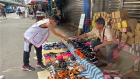 國中青年走上街頭與民眾互動，介紹家扶的服務內容。（圖／家扶提供）