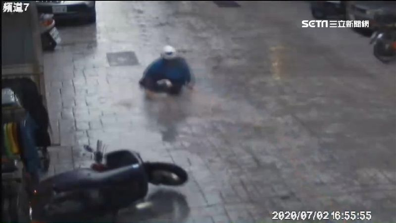 形象商圈成「滑壘場」　騎士雨後狂摔