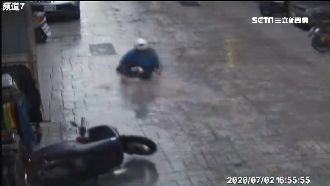 形象商圈成「滑壘場」　騎士雨後狂摔