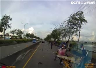 新／貨車翻90°　嘉義女飛路中慘死