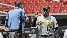 海盜總教練Derek Shelton和主審爭論。（圖／美聯社／達志影像）