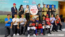 第二屆小將台東縣桃源國中陽柏翔、桃園市新民國中顏宇廷及宜蘭縣三星國中洪雋熙，將赴日本苫小牧高校追夢。（圖／記者王怡翔攝影）