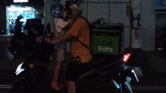 女兒緊抓外送爸深吻　感人一幕網淚崩