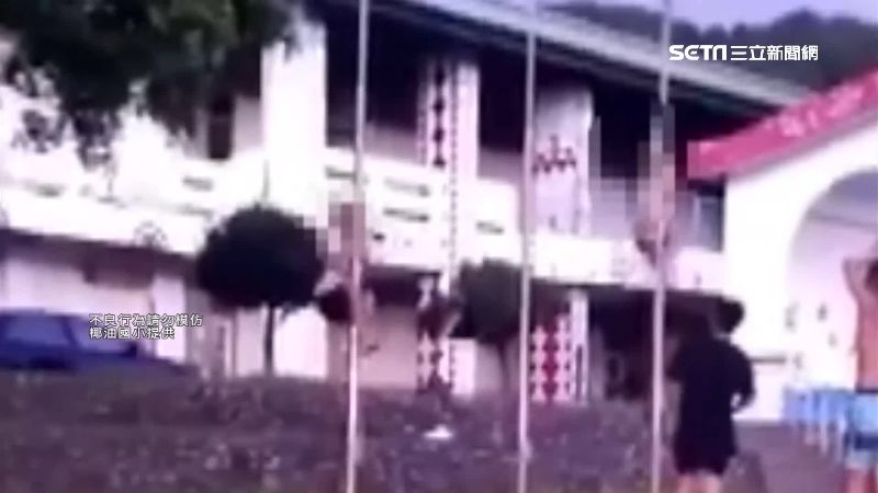 遊客把旗桿當「搶孤」　網友群起撻伐