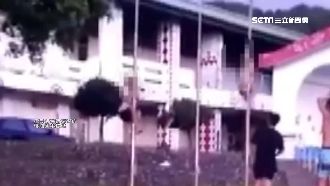 遊客把旗桿當「搶孤」　網友群起撻伐