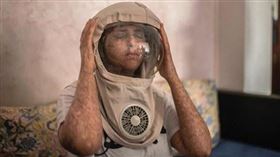 法蒂瑪白天出門時都必須配戴面罩。（圖／翻攝自instagram@filledelalune1）