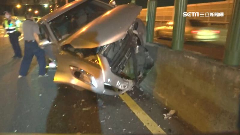 中彰快速道路自撞　駕駛無呼吸急搶救