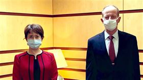 駐美代表蕭美琴（左）日前正式赴美履新，27日與美國國務院亞太助卿史達偉會晤。（圖／翻攝自twitter.com/TECRO_USA）
