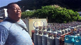 綠島民生物資吃緊（1）國旅大爆發又碰上暑假旅遊旺季，綠島、蘭嶼民生物資吃緊，貨輪業者27日緊急載送200多瓶瓦斯桶進入綠島，預估29日過後就要再從台東補貨。（民眾提供）中央社記者盧太城台東傳真  109年7月28日