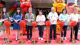 易遊網嘉義加盟門市開幕剪綵，左起易遊網總經理賴秀媛、易遊網嘉義加盟門市負責人林莉珊、易遊網董事長陳甫彥、嘉義市長黃敏惠、嘉義市議會議長莊豐安、立委王美惠、大山旅行社總經理林舜卿。（圖／易遊網提供）