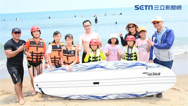 玩水啦！國小打造全台第1座衝浪學苑