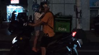 女兒甜啾外送爸8秒　曝洋蔥畫面哭了