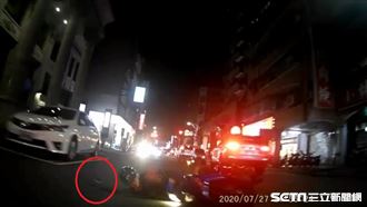 騎車滑手機撞飛女騎士　少年慘賠7千