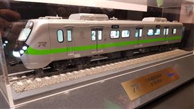 空調通勤電聯車模型台鐵局13日起至15日在台北車站大廳舉辦「鳴日－台鐵美學復興」特展，展示2款台鐵新購列車，韓國現代樂鐵團隊設計的「空調通勤電聯車」車頭以微笑的面頰迎接旅客，設計從「台灣精神」出發，延續台鐵電聯車一貫的微笑特徵，現場展出空調通勤電聯車EMU900模型。中央社記者鄭景雯攝  108年12月13日
