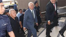馬來西亞法院28日針對前首相納吉（前右2）被控的第一起洗錢案宣布判決，7項貪污濫權和洗錢罪名成立，成為馬來西亞首個在法庭被判罪的首相。（圖／翻攝自facebook.com/najibrazak）
