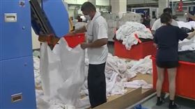 台東洗衣工廠忙翻，找來受刑人加入行列。（圖／記者王浩原攝影） 