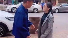 女孩哭著跑向拾荒爸，大喊考上清華了。（圖／翻攝自江蘇網警官方微博） 