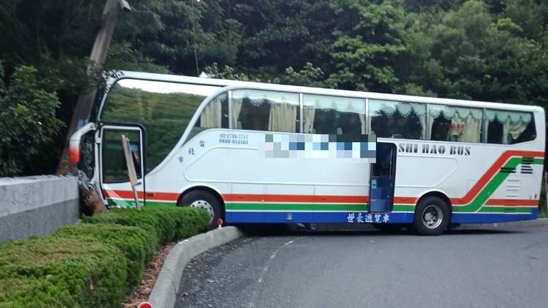 家族參拜靈骨塔包車遇煞車失靈9人傷