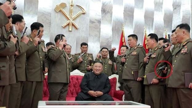 金正恩送手槍給將領　一把槍指著他