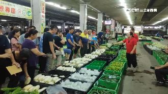 花蓮限定絕技！「糶手」3秒賣一籃菜