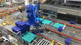 全聯高科技自動化倉儲　機器手臂增進作業效率全聯岡山自動倉儲廠內有4支機器手臂，取代過去以電動車、堆高機將棧板送出，並交由人投貨的作業程序，增進作業效率。中央社記者楊舒晴攝　109年7月28日