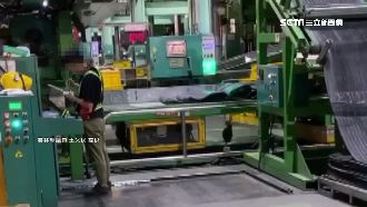 午休邊扒飯邊盯機台　員工批血汗工廠