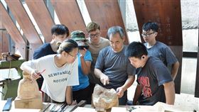三義木雕研習營　名師傳藝培植產業生力軍苗栗縣政府文化觀光局利用暑期舉辦「亞洲青年木雕藝術研習營」，28日舉行第一梯次結業式，盼為傳統工藝培養更多人才，注入新血同時，也激盪出創新思維，豐富木雕藝術面貌。（苗栗縣文化觀光局提供）中央社記者管瑞平傳真　109年7月28日