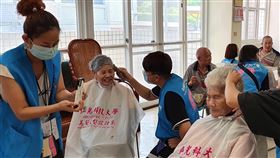 弘光科大美髮系學生環台義剪弘光科技大學美髮造型設計系學生每年都會舉辦環台義剪，今年義剪首站從台中出發，沿途行經雲林、嘉義、台南、高雄、南投、新竹、新北市、苗栗，一天安排服務2個社福機構或社區，5天共義剪10場。（弘光科大提供）中央社記者趙麗妍傳真　109年7月28日