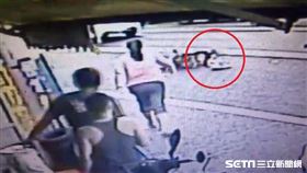 曾祖母推曾孫散步遭撞死／翻攝畫面