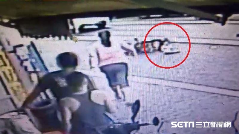 阿祖護她遭撞死　1歲女嬰坐馬路大哭