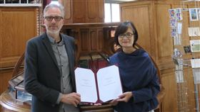 台灣與南特國立藝文中心簽合作備忘錄文化部駐法國台灣文化中心主任連俐俐（右）28日與南特市國立藝文中心「獨特之所」總監吉傑簽署合作備忘錄，深化雙方長期藝文合作架構。（駐法國台灣文化中心提供）中央社記者曾婷瑄巴黎傳真　109年7月29日