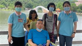 在耕莘醫院安寧共照師的安排下，癌友大朱與家人搭上伊甸圓夢憩旅專車，進行一趟圓夢之旅。（圖／伊甸基金會提供）