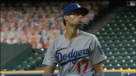 ▲道奇投手凱利（Joe Kelly）三振柯瑞亞（Carlos Correa）做鬼臉，兩隊板凳清空。（圖／翻攝自MLB官網）