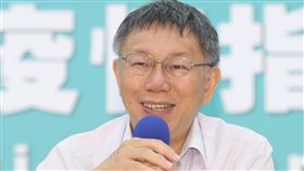 首長互評外流　柯文哲：市長室秘書行政疏失北市政府首長互評資料外流引發高層內鬥質疑，市長柯文哲（圖）29日坦承，承辦業務的市長室秘書有行政疏失，對於自己被評「恨鐵不成鋼」，柯文哲則笑說，「代表大家對我期望滿高的，我會努力」。中央社記者張新偉攝　109年7月29日