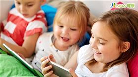 名家專用／NOW健康／因應暑假，許多學童在家可能長時間觀看電視、手機或平板，鄭涵之醫師特別說明，判斷用眼對視力的傷害需評估「載具大小」、「使用距離」及「時間」3因素。(勿用)