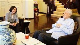 蔡英文總統19日探視前總統李登輝。（圖／翻攝蔡英文IG）