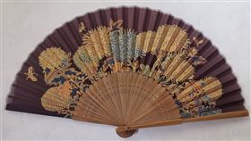 掬香絹扇商品照片。（圖／中華郵政提供）