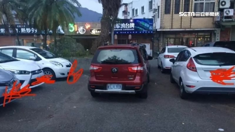 吃飯回來車被擋　車主等1小時出不去