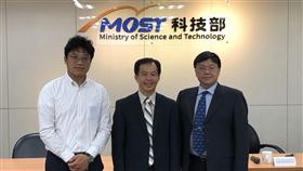 科技部超音波技術研究成果發表科技部29日舉行研究成果記者會，清華大學醫環系教授葉秩光（右）帶領的團隊於2019年研發出「漩渦式超音波聲鉗技術」，提供精準醫療新的應用方案。圖為科技部工程司司長徐碩鴻（中）與博信生物科技總經理王中信（左）。中央社記者蘇思云攝　109年7月29日