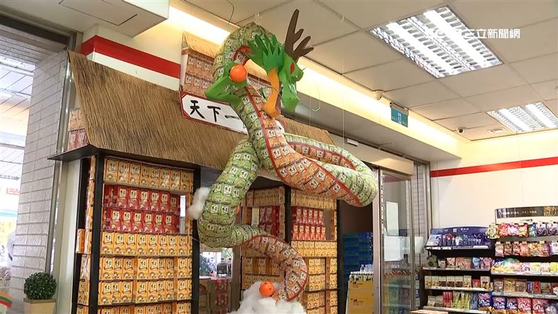 藝術家店員？2千鋁箔包自製飛龍在天