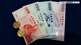 錢包根據幸運色擺放同色系鈔票、硬幣，也許能夠帶來好運。（圖／記者戴玉翔攝影）