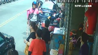 駕駛臨停買釋迦　外送員拿木棒恐嚇！