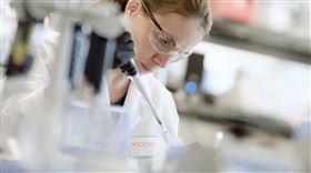 美國生技公司莫德納研發的武漢肺炎實驗型疫苗，在猴子實驗中成功產生強勁的免疫反應。（圖取自Moderna YouTube頻道網頁youtube.com）