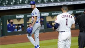 ▲道奇投手凱利（Joe Kelly）三振柯瑞亞（Carlos Correa）噴垃圾話，兩隊板凳清空。（圖／美聯社／達志影像）