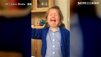 母懷弟弟娃秒淚崩　稱弟弟送禮秒收服